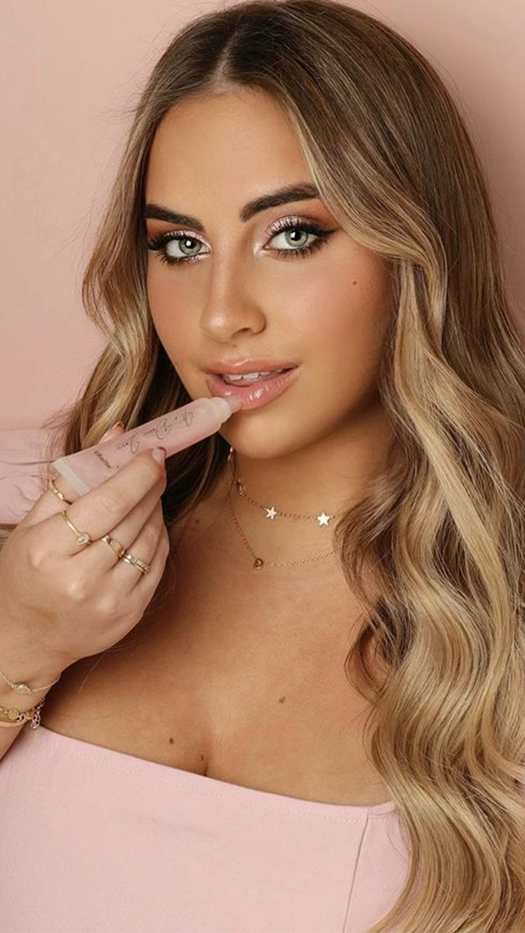Preview - The hottest 🔥 Valentine's Day beauty look with celebrity makeup artist @itsdanilevi